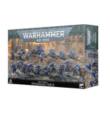 A Warhammer 40,000 Space Marines Spearhead Force box shown from the front and right side, illustrated with blue-armored soldiers and riders on motorcycles across rocky ruins. The front reads “WARHAMMER 40,000,” “SPACE MARINES SPEARHEAD FORCE” and “20 MINIATURES.”