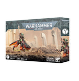 Box for a Warhammer miniature showing a green-armored Kroot rider on an orange-red, spined beast in a rocky landscape; the right side repeats a cropped view of the rider. The box reads “WARHAMMER 40,000,” “T’AU EMPIRE,” and “KROOT LONE-SPEAR.”