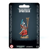 A hooded Aeldari Spiritseer miniature in a flowing red robe, holding a turquoise sword and ornate gold staff, is displayed on a round base against dark packaging. The card reads “CRAFTWORLDS SPIRITSEER,” with “WARHAMMER 40,000” and “CITADEL” logos below.