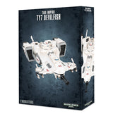 Dark mottled box showing a white, gray-detailed sci-fi Tau Empire TY7 Devilfish vehicle with side pods and a forward gun; the narrow side panel shows another view. Text reads “TAU EMPIRE TY7 DEVILFISH” and “1 MINIATURE.”