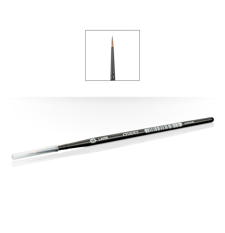 A Citadel layer brush lies diagonally on a white background, with a long black handle, pointed brown bristles and a clear protective cap. An inset shows the brush upright from the tip; the handle reads “CITADEL” and “LAYER”.