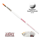 A white-handled Wargamer Small Drybrush lies diagonally on a black background, with a silver ferrule and orange angled bristles. The handle reads “ARMY PAINTER” and “Wargamer: Small Drybrush”; a “HANDLE” badge and brush lineup appear below.