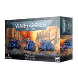 Box for Space Marines: Outriders showing three blue-armored riders on heavy bikes against a fiery battlefield, with a side-panel view of one rider. The front reads “WARHAMMER 40,000,” “SPACE MARINES OUTRIDERS,” and “3 MINIATURES.”